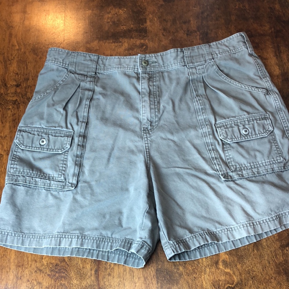 Cabela’s gray cargo shorts size 40